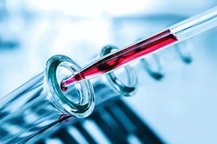 Après le prélèvement sanguin, nous réalisons une analyse minutieuse en laboratoire